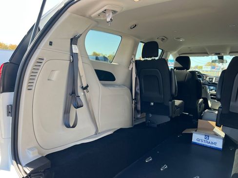 Used 2022 Chrysler Voyager LX image 37