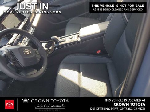 Used 2025 Toyota Prius XLE FWD image 4