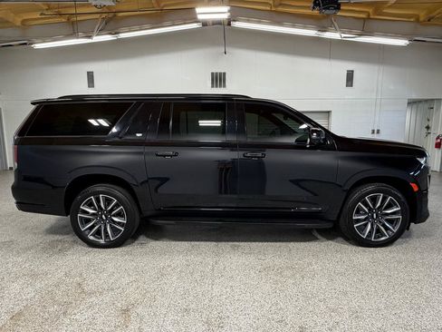Used 2023 Cadillac Escalade ESV Sport AWD/4WD image 5