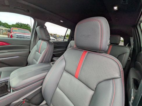 Used 2025 Chevrolet Traverse RS AWD/4WD image 11