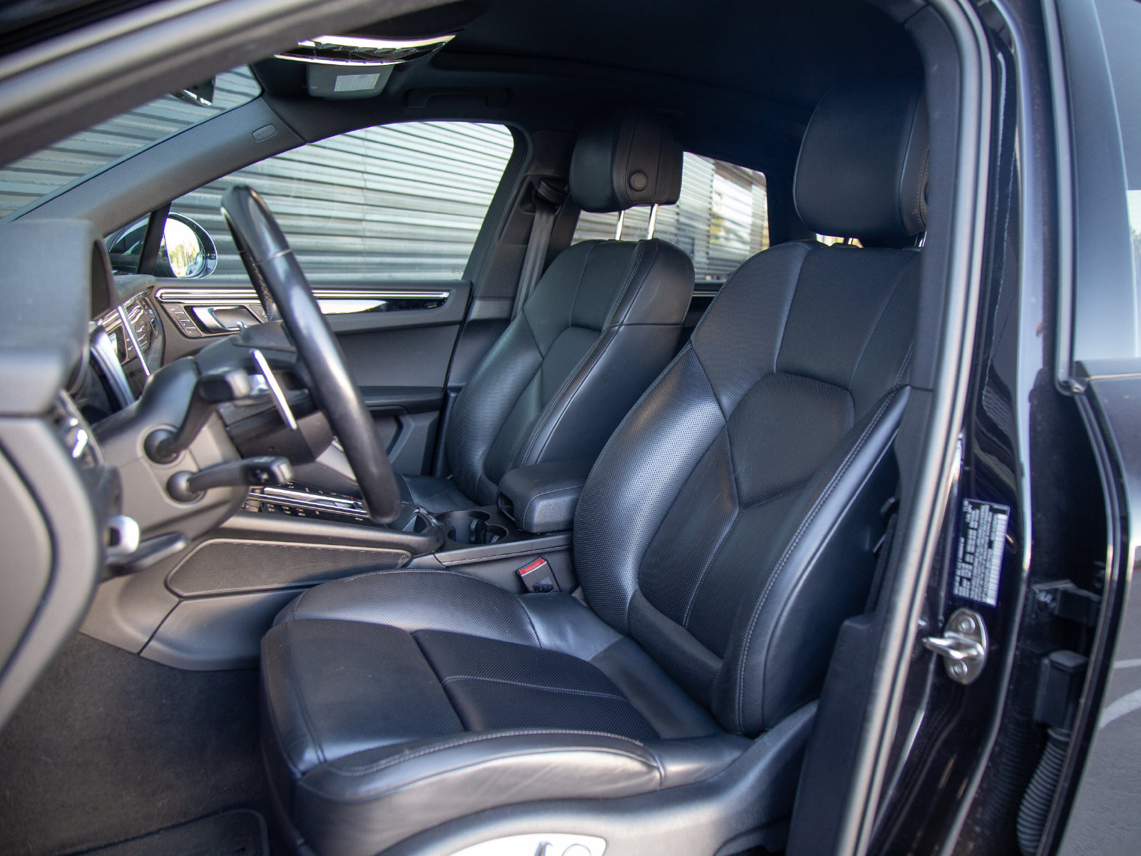Certified 2023 Porsche Macan AWD/4WD image 5