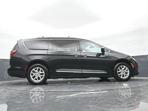 Used 2020 Chrysler Pacifica Touring-L image 45