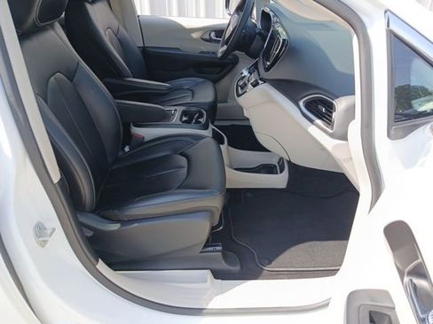 Used 2024 Chrysler Pacifica Touring-L FWD image 24