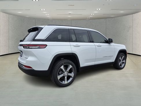 New 2026 Jeep Grand Cherokee Limited RWD image 4