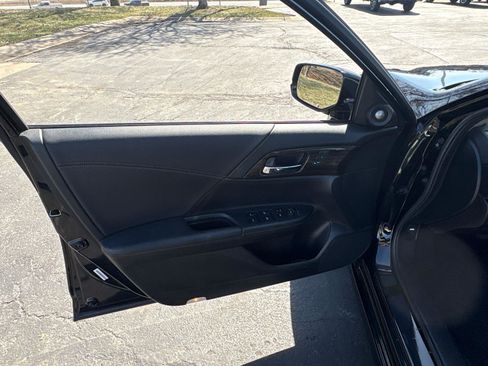 Used 2017 Honda Accord Touring image 17