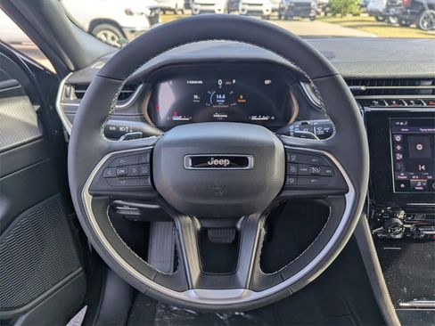 New 2025 Jeep Grand Cherokee Altitude image 17