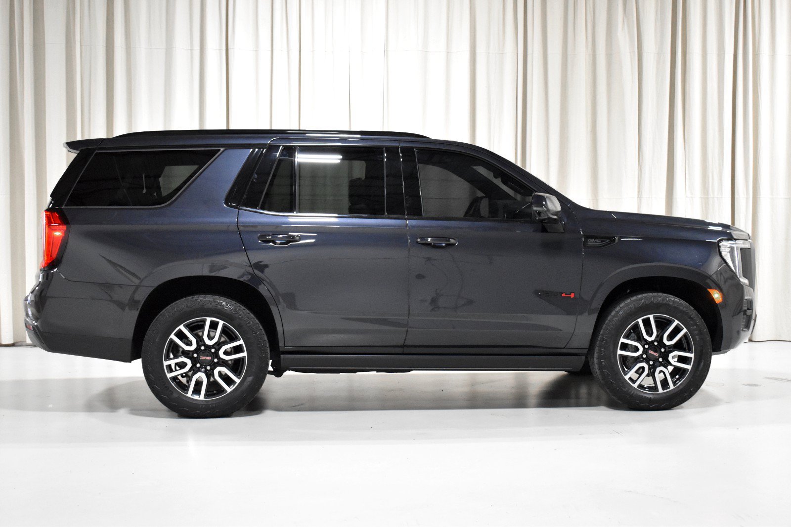 Used 2024 GMC Yukon AT4 w/ AT4 Premium Plus Package AWD/4WD image 4