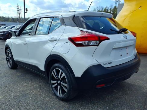 Used 2018 Nissan Kicks SV FWD image 5
