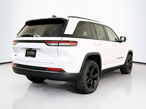 Used 2023 Jeep Grand Cherokee Altitude image 9