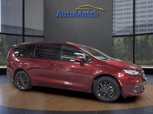 Used 2021 Chrysler Pacifica Touring w/ Uconnect Theater Family Group image 12