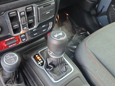 Used 2025 Jeep Wrangler Unlimited Rubicon image 26