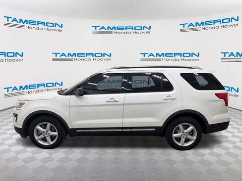 Used 2018 Ford Explorer XLT FWD image 2