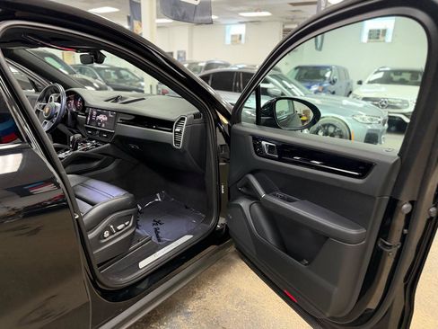 Used 2021 Porsche Cayenne S w/ Premium Package AWD/4WD image 31