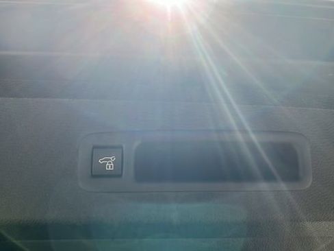Used 2025 Toyota Sienna XLE FWD image 27
