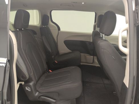 Used 2023 Chrysler Voyager LX image 19