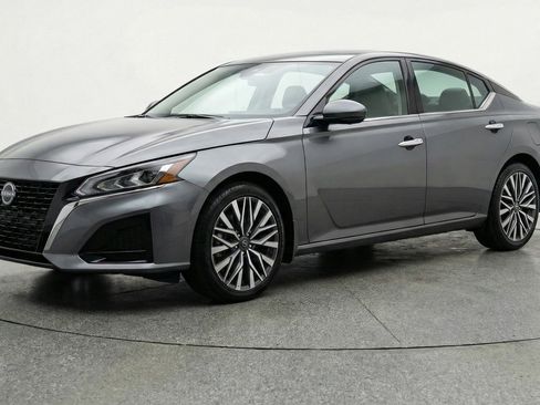 Used 2025 Nissan Altima 2.5 SV FWD image 3