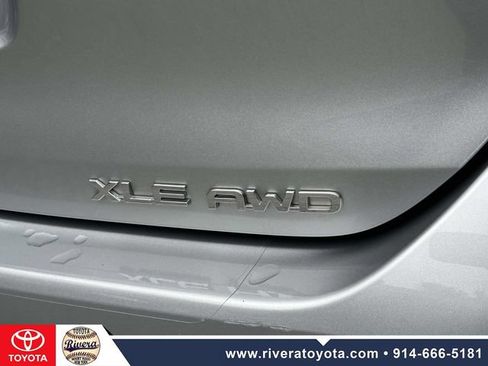 Used 2021 Toyota Highlander XLE AWD/4WD image 14