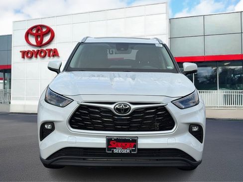 Used 2023 Toyota Highlander FWD image 7