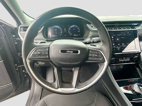 Used 2023 Jeep Grand Cherokee Laredo AWD/4WD image 12