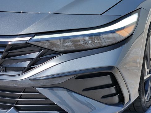 Used 2025 Hyundai Elantra Limited FWD image 11