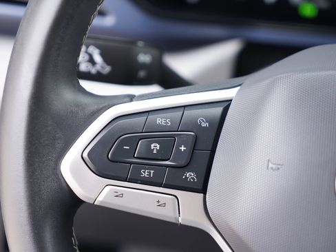 Certified 2024 Volkswagen Taos SE FWD image 12