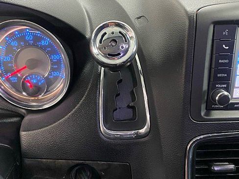 Used 2015 Chrysler Town & Country Touring-L image 20