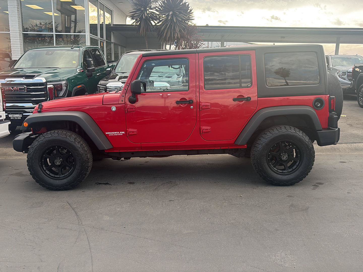 Used 2012 Jeep Wrangler Unlimited Rubicon w/ Connectivity Group AWD/4WD image 3