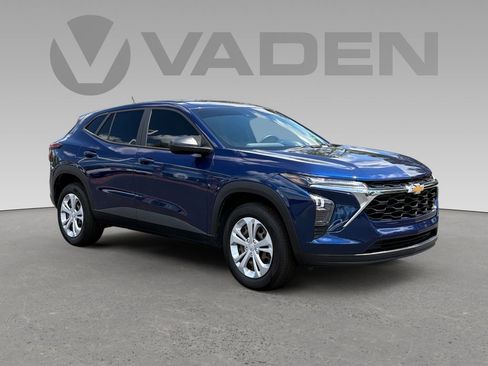 Used 2024 Chevrolet Trax LS w/ Driver Confidence Package FWD image 1