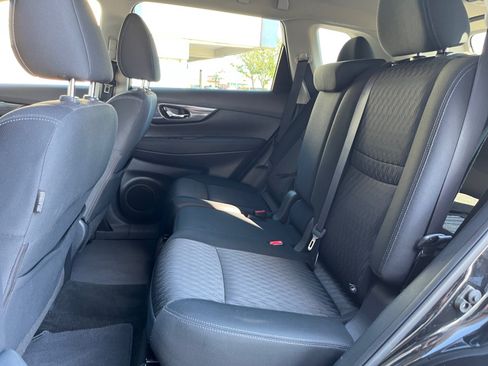 Used 2017 Nissan Rogue SV FWD image 17