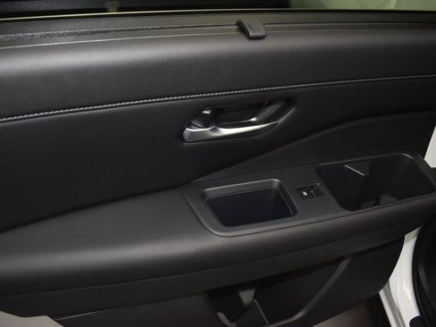 Used 2024 Nissan Pathfinder SL image 14