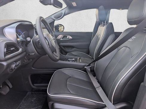 New 2026 Chrysler Pacifica Limited w/ S Appearance Package image 4