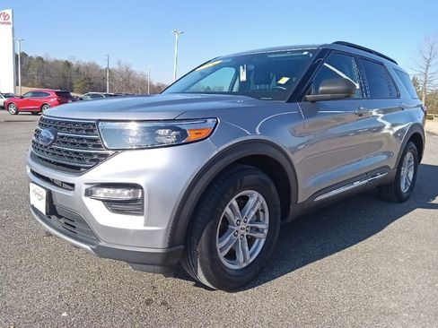 Used 2024 Ford Explorer XLT w/ Equipment Group 202A image 7