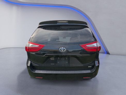 Used 2015 Toyota Sienna XLE FWD image 7