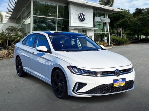 Certified 2025 Volkswagen Jetta SE w/ Sunroof Package image 3