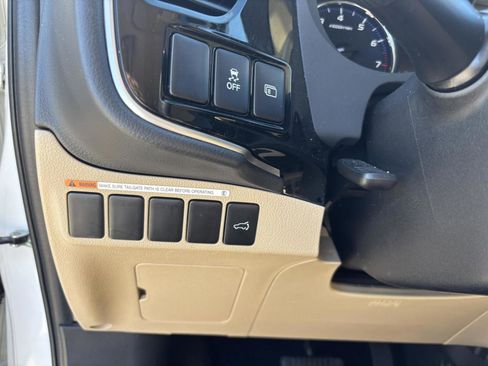 Used 2019 Mitsubishi Outlander SE image 26