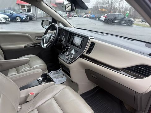 Used 2018 Toyota Sienna XLE image 39