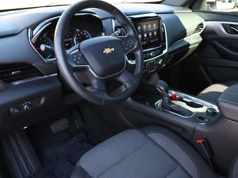 Used 2023 Chevrolet Traverse LT image 3
