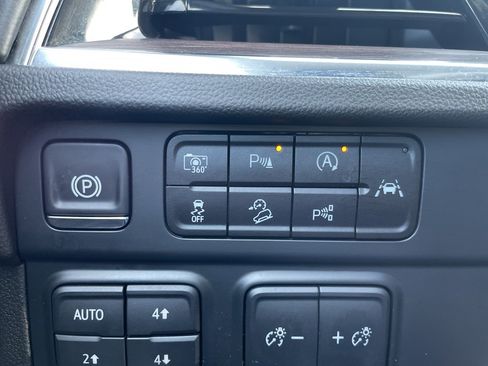 Used 2025 Chevrolet Suburban Z71 image 24