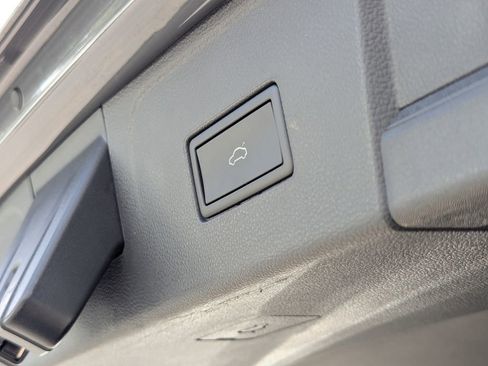 Used 2025 Volkswagen Atlas Peak Edition SE image 33