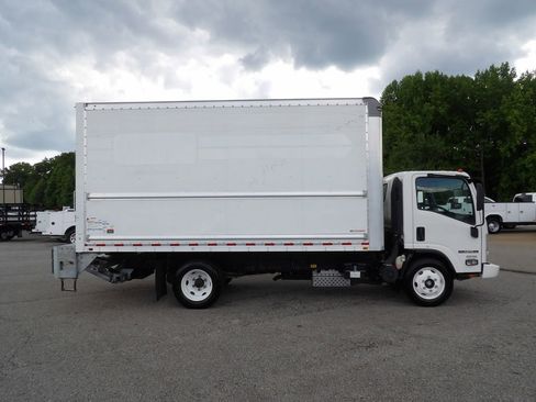 Used 2020 Isuzu NPR RWD image 9