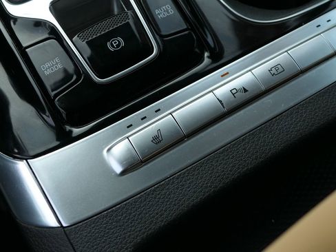 Used 2024 Kia Carnival EX FWD image 23