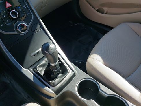 Used 2014 Hyundai Elantra SE image 25