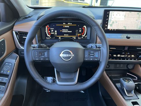 Used 2025 Nissan Rogue Platinum w/ Tech Package image 15