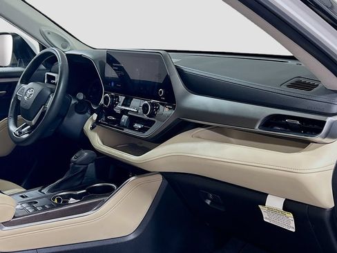 Used 2023 Toyota Highlander Limited FWD image 28