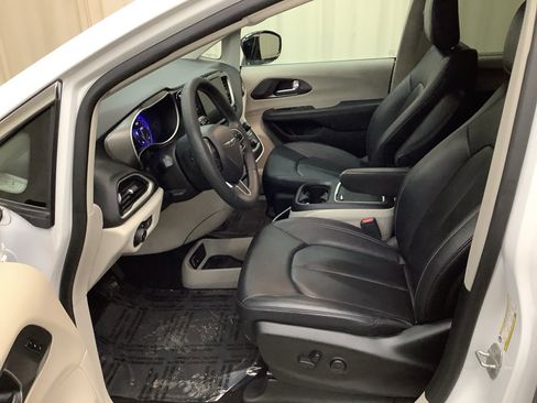 Used 2024 Chrysler Pacifica Touring-L image 15