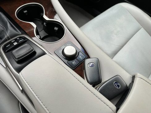 Used 2016 Lexus RX 450h AWD image 36