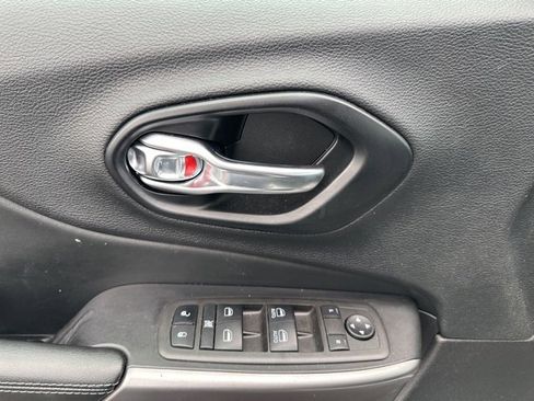 Used 2021 Jeep Cherokee Latitude Plus w/ Mopar Interior Package image 9