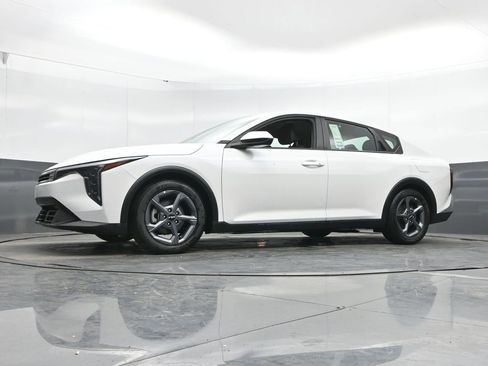 Used 2025 Kia K4 LXS image 41