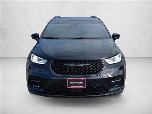 Used 2026 Chrysler Pacifica Limited w/ Uconnect Theater Family Group image 2