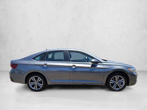Used 2024 Volkswagen Jetta SE FWD image 4